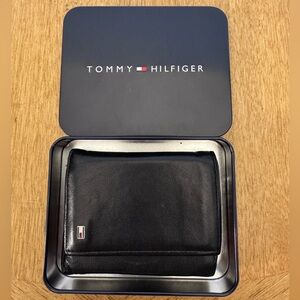 Tommy Hilfiger Men’s Black Leather Trifold Wallet